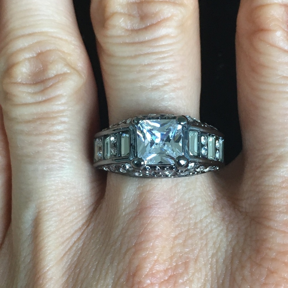White Rhinestone Black Gold Tone Ring, Size 9
